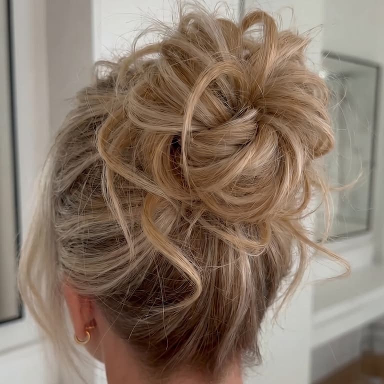#color_light-blonde-creamy-tips